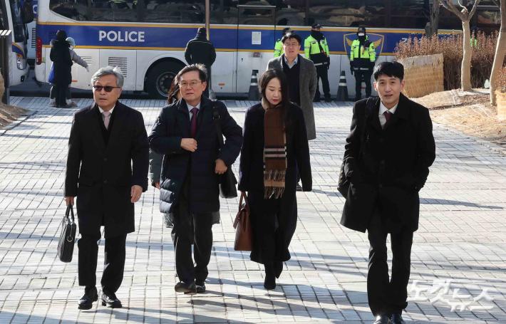 법원 도착한 윤석열 대통령 변호인단