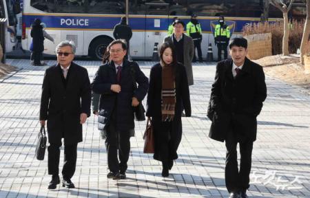 법원 도착한 윤석열 대통령 변호인단