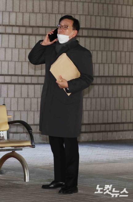 법원 도착한 윤석열 변호인단