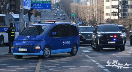 법원 향하는 윤석열 대통령 호송 행렬