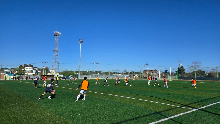 이번 겨울 시즌을 뜨겁게 달군 스토브리그에는 축구 종목에 37개 팀 3만여 명이 참가했다. 강릉시 제공