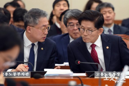 대화하는 김문수 고용노동부 장관-김민석 차관