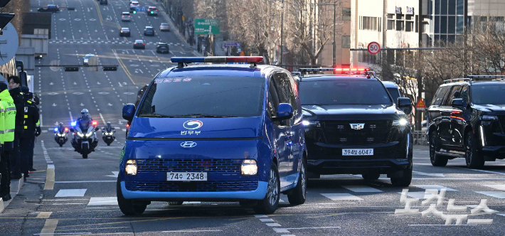 윤석열 대통령이 탑승한 호송차가 20일 오전 서울 서초구 서초역사거리에서 서울중앙지법으로 향하고 있다. 사진공동취재단
