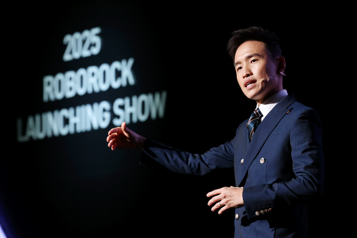 20일 열린 '2025 로보락 론칭쇼'에서 댄 챔(Dan Cham) 아시아태평양 마케팅 총괄이 발표하고 있다. 로보락 제공