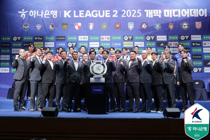 승격을 꿈꾸는 K리그2 14개 구단 사령탑과 선수들. 한국프로축구연맹 제공