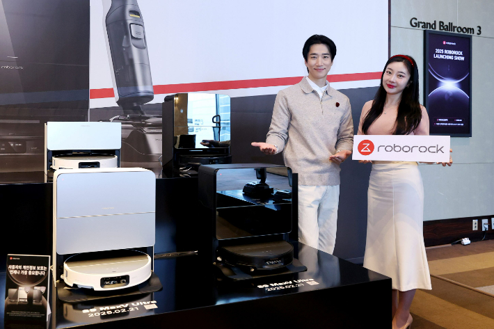 20일 열린 '2025 로보락 론칭쇼'에서 모델들이 2025년 플래그십 로봇청소기 'S9 MaxV Ultra'(S9 맥스V 울트라)와 'S9 MaxV Slim'(S9 맥스V 슬림)을 선보이고 있다. 로보락 제공