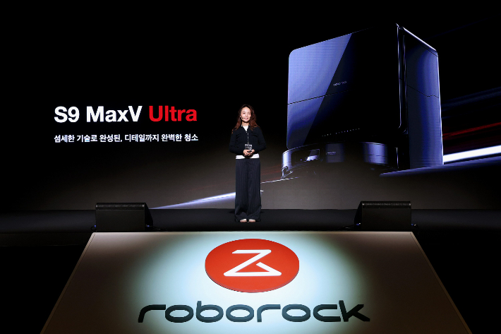 20일 열린 '2025 로보락 론칭쇼'에서 니콜 한(Nicole Han) 글로벌 프로덕트 마케팅 총괄이 발표하고 있다. 로보락 제공