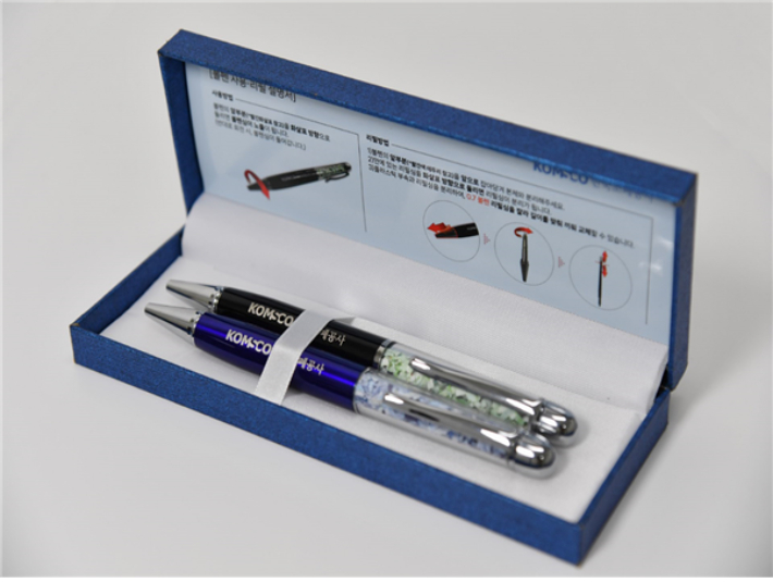 조폐공사가 버려지는 돈을 재활용해서 만든 제품인 돈볼펜. 조폐공사 제공