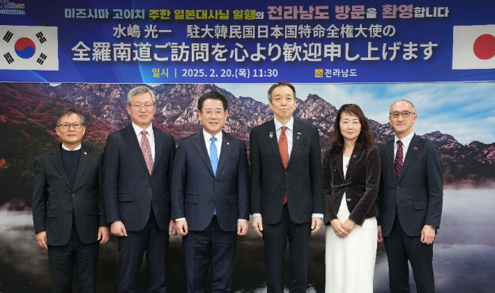 김영록 전라남도지사가 20일 도청 접견실에서 전남도청을 내방한 미즈시마 고이치 주한일본대사와 전남도-일본의 우호교류 협력을 위한 논의를 하고 있다. 전남도 제공