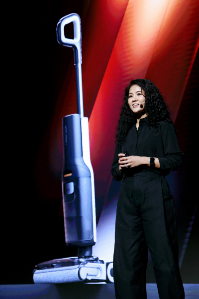 20일 열린 '2025 로보락 론칭쇼'에서 장유정 한국 마케팅&middot;PR 매니저가 발표하고 있다. 로보락 제공