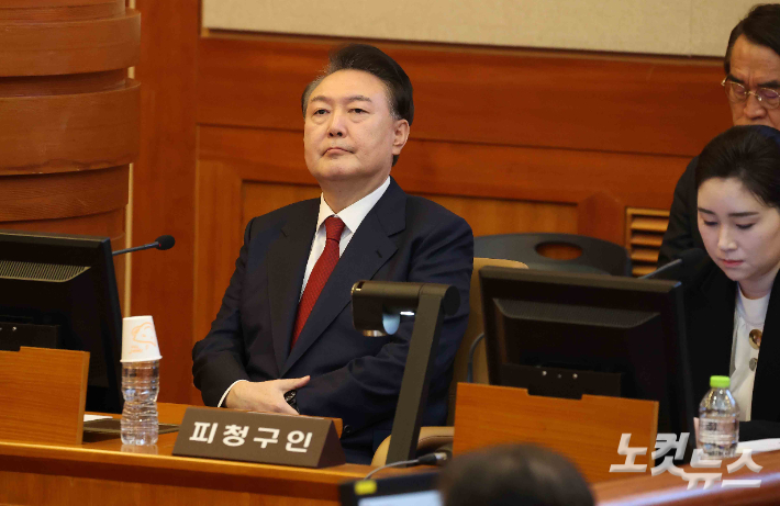 13일 서울 종로구 헌법재판소에서 열린 탄핵심판 8차 변론에 출석한 윤석열 대통령. 사진공동취재단