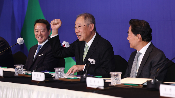 류진 한국경제인협회 회장(오른쪽 두번째)이 20일 서울 영등포구 FKI타워 컨퍼런스센터에서 열린 한국경제인협회 제64회 정기총회에서 의사봉이 없자 손짓으로 대신 개회를 선언하고 있다. 연합뉴스