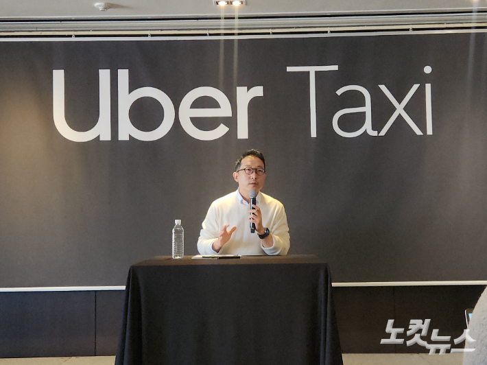 송진우 우버 택시 총괄은 20일 서울 중구 더플라자 호텔에서 기자간담회를 열고"글로벌 B2B 서비스인 '우버 포 비즈니스'를 한국에 출시한다"고 밝혔다. 박성은 기자
