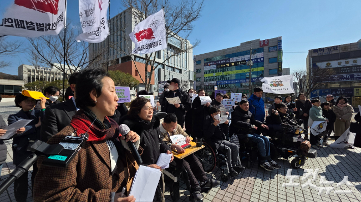 광주장애인차별철폐연대와 민주사회를위한 변호사모임 등이 20일 광주지법 앞에서 기자회견을 열고 판결에 따른 입장을 밝히고 있다. 최창민 기자