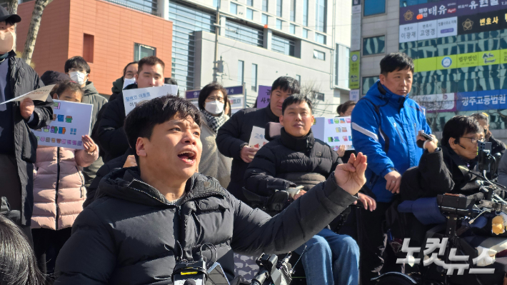 이번 소송에 참여했던 배영준 활동가가 1심 판결까지 7년이 넘게 소요됐다며 분통을 터뜨리고 있다. 최창민 기자