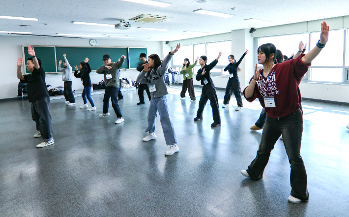 상명대 신입생들이 댄스체험을 하고 있다. 상명대 제공