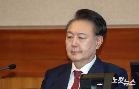 생각에 잠긴 윤석열 대통령