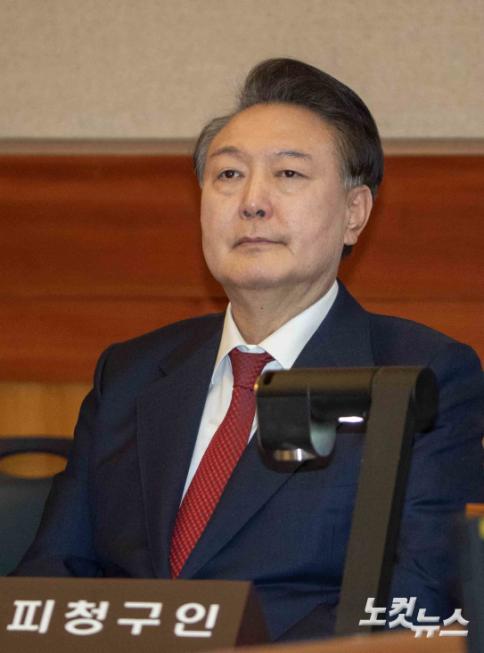 생각에 잠긴 윤석열 대통령