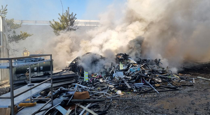 경주시 서면 공장 야적장 화재. 경북소방본부 제공