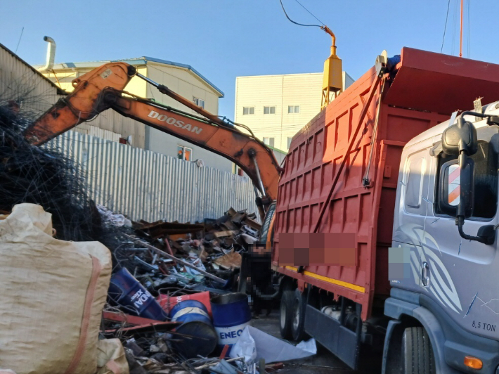 지난 17일 부산 사상구의 한 고철수거업체에서 굴삭기에 부딪힌 60대 작업자가 숨졌다. 부산경찰청 제공