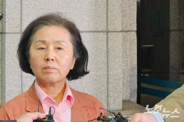 지난해 창원지검에 조사를 받으러 출석했던 김영선 전 의원. 이형탁 기자