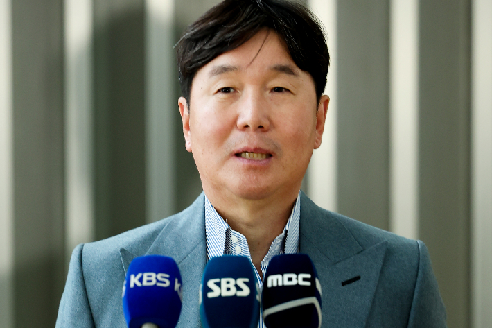 취재진 질문에 답하는 류지현 감독. 연합뉴스