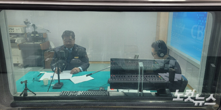 왼쪽부터 김낙영 충북 괴산군의회 의장, 김종현 앵커. 충북CBS