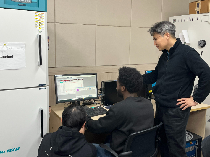 울산대학교 전기공학부 연구팀이 배터리 사이클러 화면을 모니터링 하고 있다. 울산대 제공