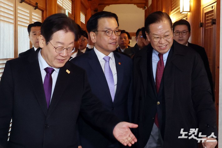 여야정 국정협의회 첫 회의가 20일 오후 국회 사랑재에서 열려 이재명 더불어민주당 대표가 최상목 대통령 권한대행 부총리 겸 기획재정부 장관을 안내하고 있다.