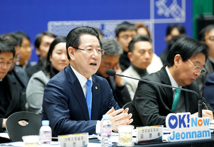 김영록 전라남도지사가 20일 목포 국제축구센터에서 열린 '목포시 정책비전 투어'에서 인사말을 하고 있다. 전남도 제공