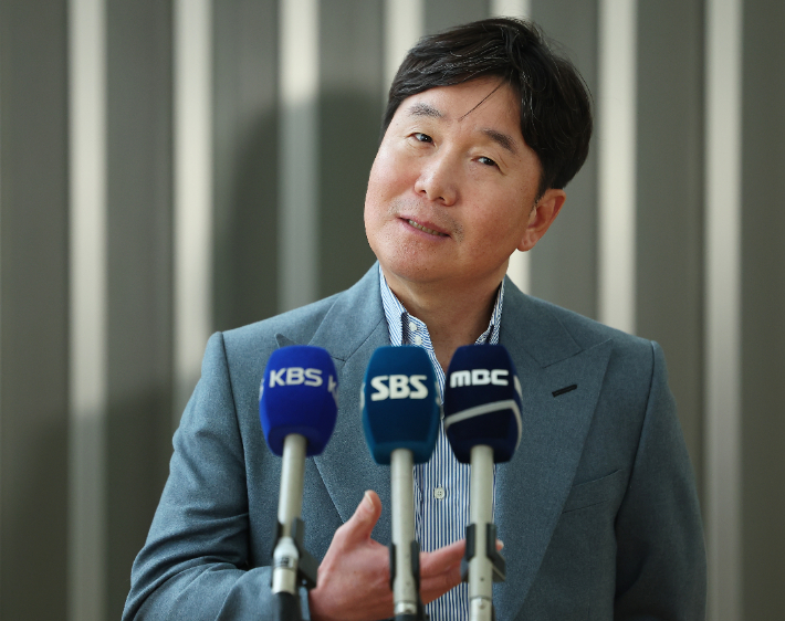 인터뷰하는 류지현 감독. 연합뉴스