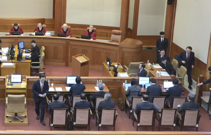 한 총리 증언 앞두고 퇴정하는 윤 대통령. 연합뉴스