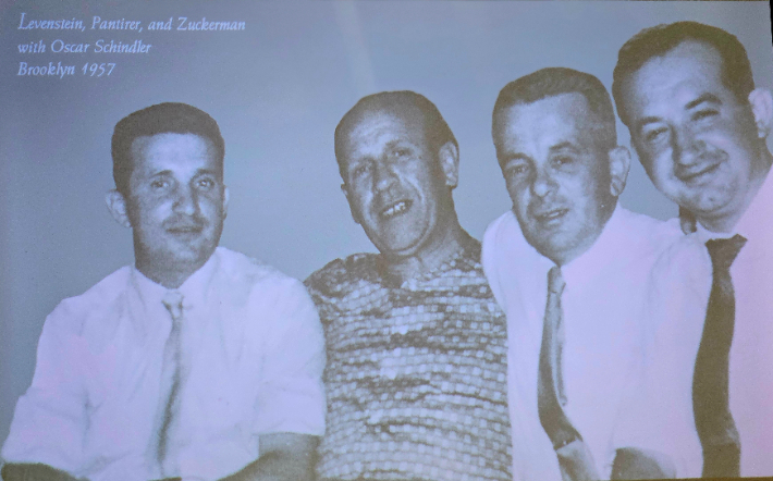 사진은 다니엘 페드먼 교수가 공개한 홀로코스트 생존자들 사진. 왼쪽에서 두번 째가 유대인들을 구한 오스카 쉰들러이다. 사진 더펠로우십 제공