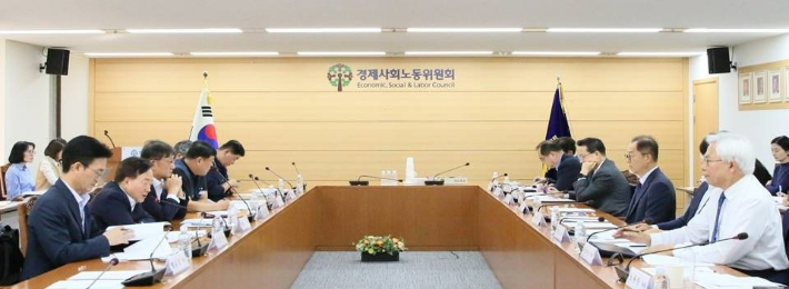 경제사회노동위원회 지속가능한 일자리와 미래세대를 위한 특별위원회가 2024년 10월 16일 제10차 전체회의를 진행하고 있다. 이후 12.3 내란사태로 한국노총이 경사노위 대화를 중단하면서 미래세대 특위 내 노사 협의도 중단됐다. 경사노위 제공