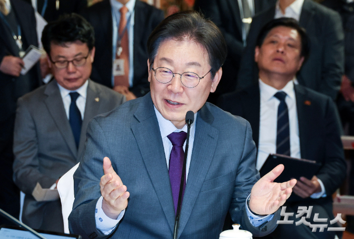 이재명 더불어민주당 대표가 20일 오후 서울 여의도 국회 사랑재에서 열린 국정 안정을 위한 국회-정부 국정협의회에 참석해 모두 발언하고 있다. 국회사진취재단