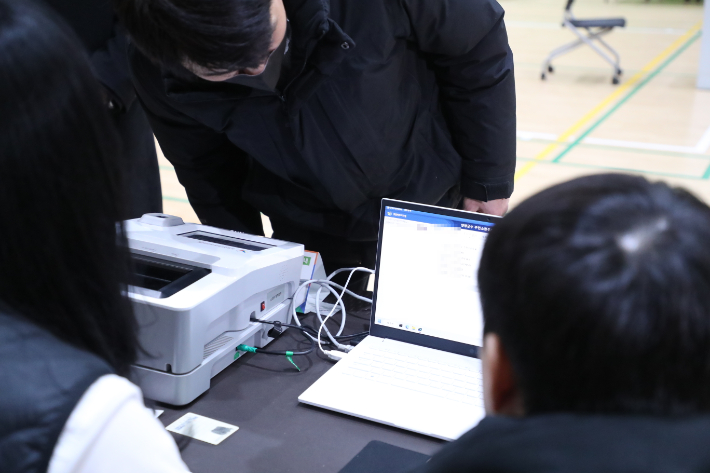 양양군수 주민소환 사전투표장 점검. 연합뉴스      (양양=연합뉴스) 류호준 기자 = 20일 오후 강원 양양군 양양읍 실내 체육관에서 김진하 양양군수 주민소환 사전투표소 점검이 진행 중이다.     선거관리위원회는 오는 21~22일 양양지역 6개 사전투표소에서 김진하 군수 주민소환 사전투표를 실시한다. 2025.2.20     ryu@yna.co.kr (끝)   <저작권자(c) 연합뉴스, 무단 전재-재배포, AI 학습 및 활용 금지> 연합뉴스