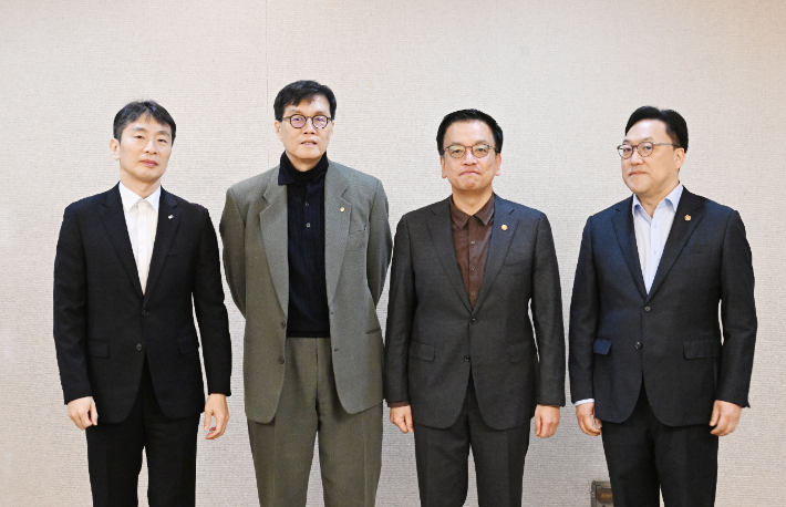 최상목 대통령 권한대행 부총리 겸 기획재정부 장관이 21일 정부서울청사에서 거시경제ㆍ금융현안 간담회 참석자들과 기념촬영을 하고 있다. 왼쪽부터 이복현 금융감독원장, 이창용 한국은행 총재, 최상목 권한대행, 김병환 금융위원장. 연합뉴스