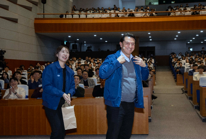 호세 무뇨스 사장이 타운홀 미팅에서 직원이 선물해준 연구소 자켓으로 갈아입은 모습. 현대차그룹 제공