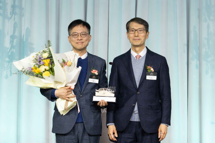 르노코리아 임석원 디렉터(좌측)가 20일 열린 '2025 대한민국 올해의 차(K-COTY)' 시상식에서 한국자동차모빌리티산업협회 강남훈 회장과 기념사진을 촬영하고 있다. 르노 제공