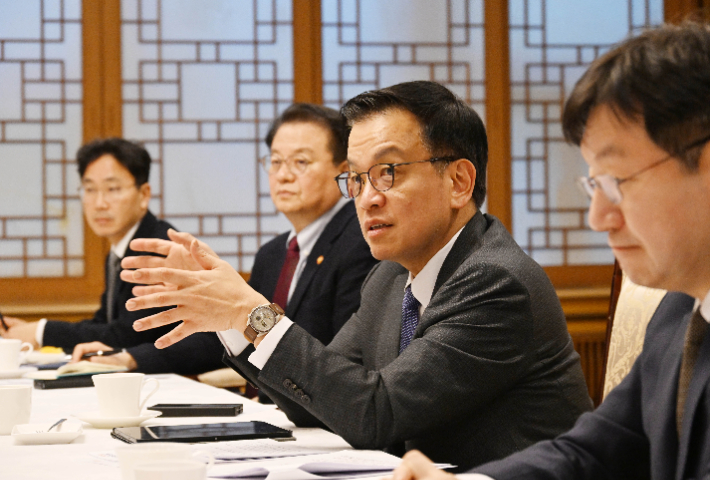 최상목 대통령 권한대행 부총리 겸 기획재정부 장관이 21일 정부서울청사에서 대외경제 현안 간담회를 하고 있다. 연합뉴스