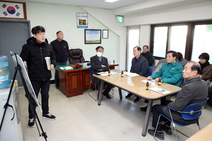 지난 19일 안병구 밀양시장이 오는 23일 개최되는 제21회 밀양아리랑마라톤대회를 앞두고 마라톤상황실을 방문해 준비 상황을 점검하고 있다. 밀양시청 제공