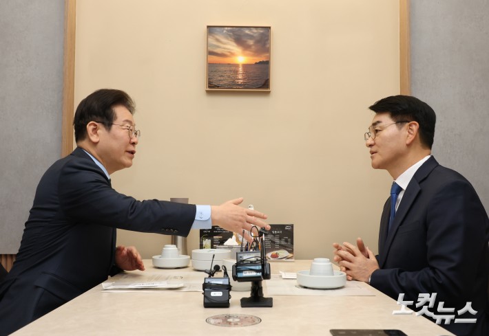 대화 중 악수 청하는 이재명 대표