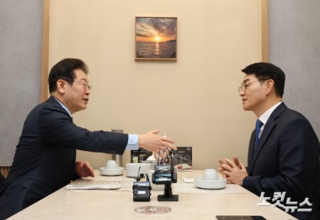대화 중 악수 청하는 이재명 대표