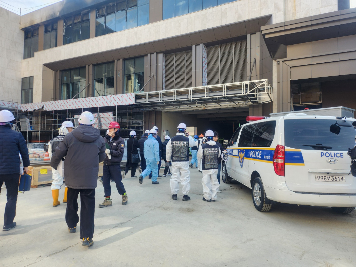 부산경찰청과 소방당국, 고용노동부 등은 16일 오전 부산 기장군 '반얀트리 해운대 부산' 화재 현장에 대한 합동 감식을 벌였다. 부산경찰청 제공