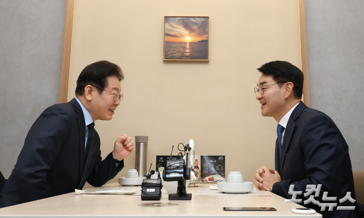 이재명 더불어민주당 대표와 박용진 전 의원이 21일 서울 여의도의 한 식당에서 만나 대화를 하고 있다. 윤창원 기자