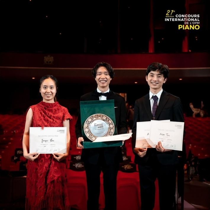 피아니스트 박진형(가운데) 모로코 필하모닉 오케스트라 콩쿠르 우승. 연합뉴스