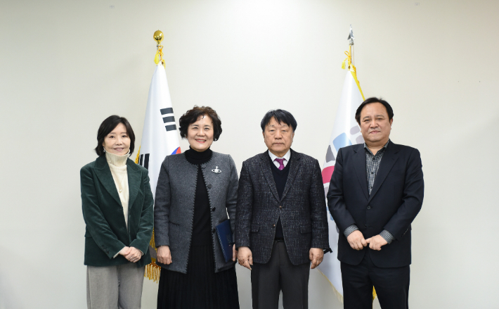 김은자 초대 창원문화복합타운 본부장(왼쪽에서 두 번째). 창원문화재단 제공