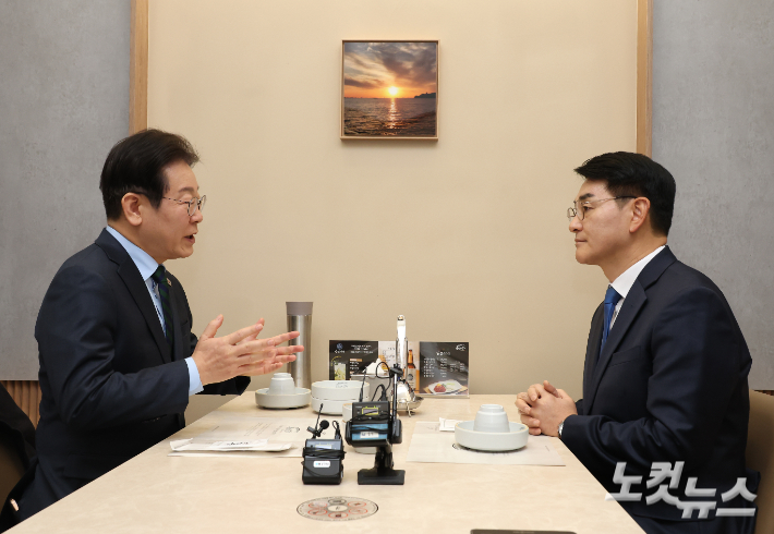 이재명 더불어민주당 대표와 박용진 전 의원이 21일 서울 여의도의 한 식당에서 만나 대화를 하고 있다. 윤창원 기자