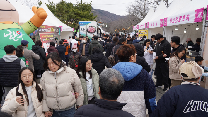 제52회 강진 청자축제 때 관광객들이 한우 시식 이벤트에 참여한 모습. 강진군 제공