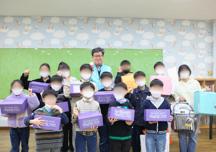 하늘반창고 스쿨박스 전달 모습. 국민건강보험공단 서울강원지역본부 제공